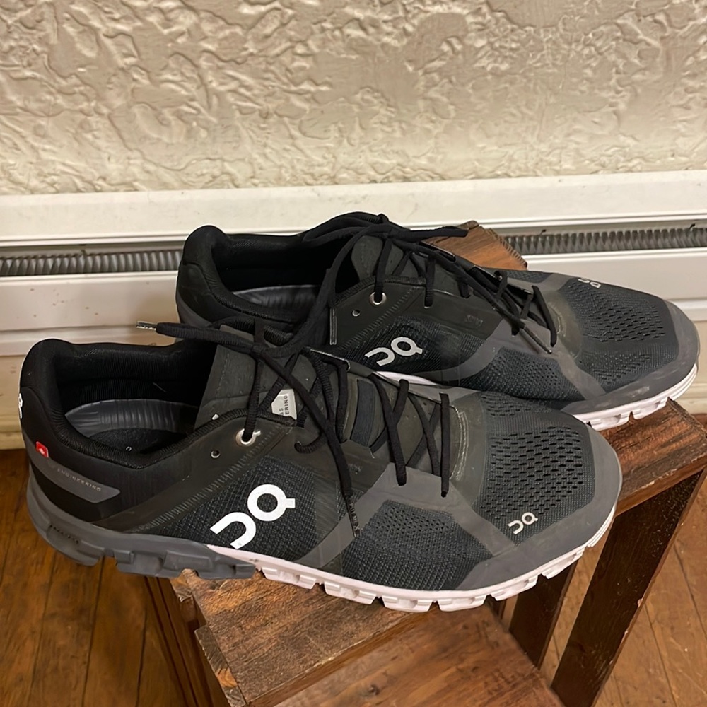 ON Men’s Cloudflow Lightly Worn